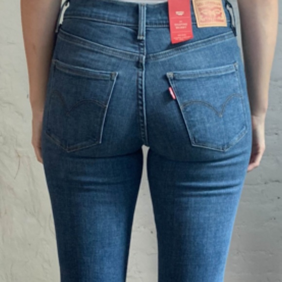 Women’s Levis (Jeans) - Picture 6 of 6